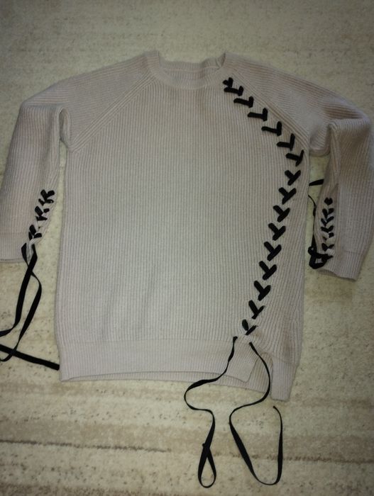 Niecodzienny damski sweter.