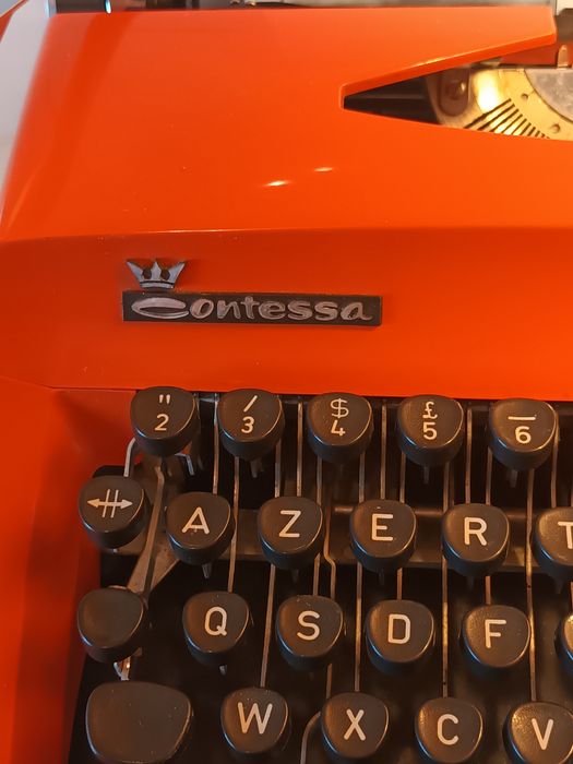 Maquina de escrever portátil Adler Contessa de Luxe de cor laranja
#ma