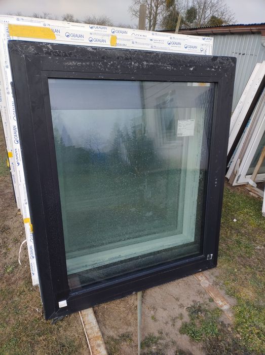 Sprzedam okno używane z Niemiec 140wys120szer  czarne 3 sz