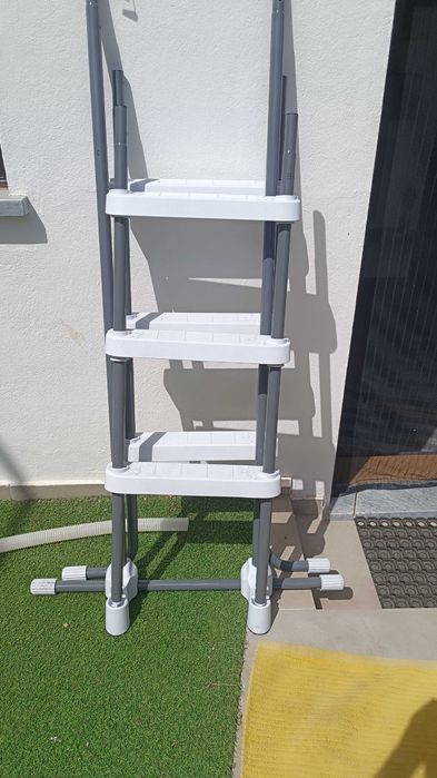 Escada de piscina Intex 122cm