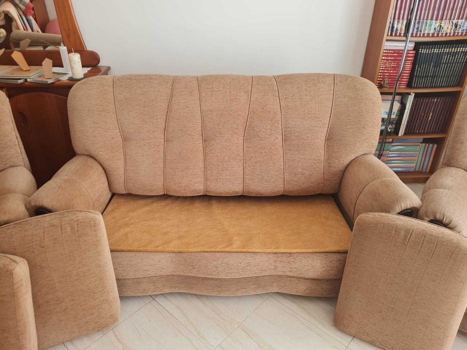 Terno de sofás em tecido com cama