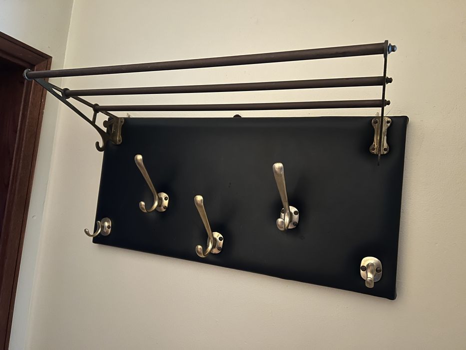 Bengaleiro em napa preta com prateleira em latão