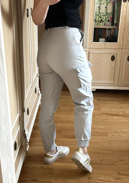 Spodnie bawełniane joggery cargo jasne sportowe ze ściągaczem