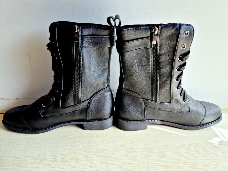 Botas Cano Médio Pretas Fivelas