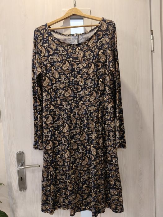 Piękna sukienka z długim rękawem Orsay