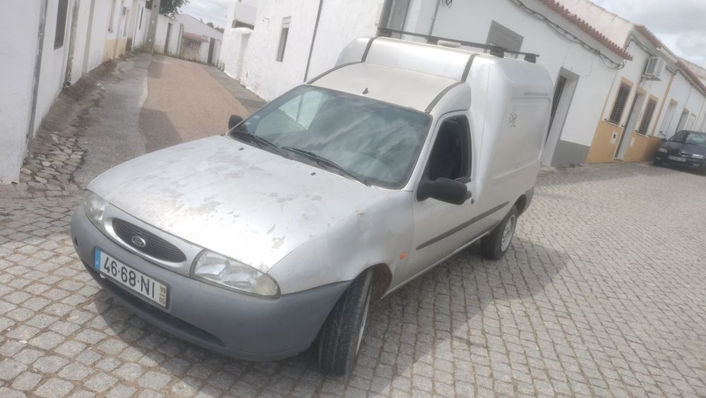 Ford Courier Pra Pecas inteira