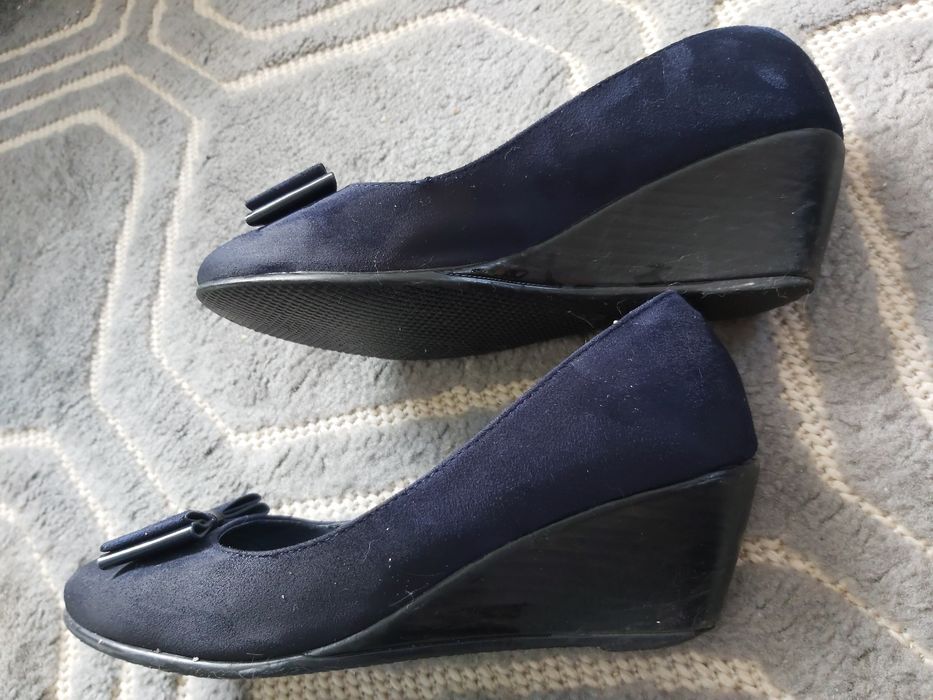 Buty na koturnie, granatowe z kokardką, rozmiar 39