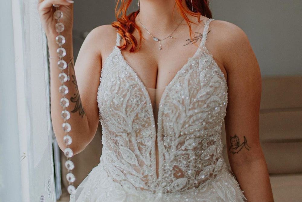 Suknia ślubna z trenem bogato zdobiona