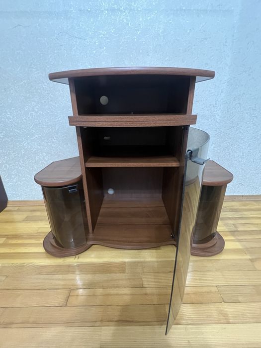 Тумба під телевізор з боковими шафками і тонованим склом