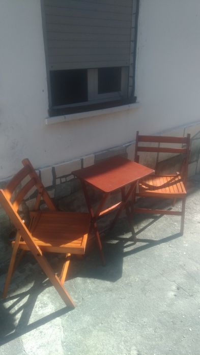 Mesa dobrável com duas cadeiras  dobráveis