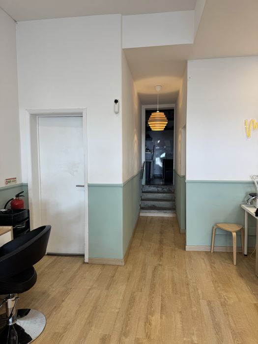 Arrendam-se Mesa de Manicure e Cadeira de Cabeleireiro – Salão em Lisboa