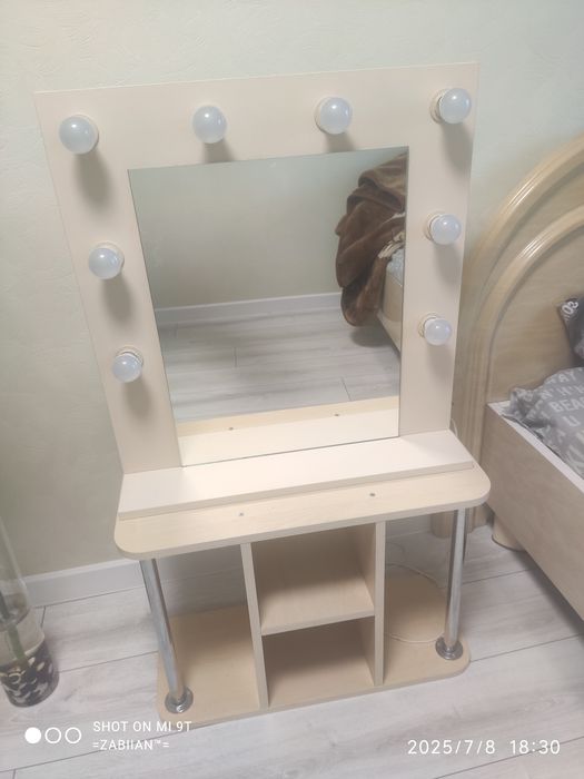 Макіяжне дзеркало з підвісною тумбою