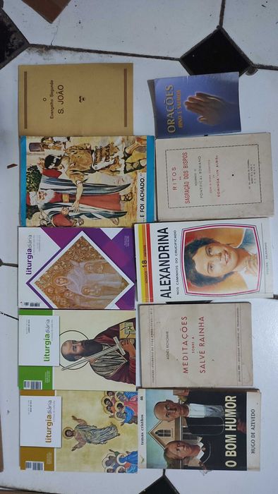 Lote 75 Publicações Diversas sobre Religião Católica