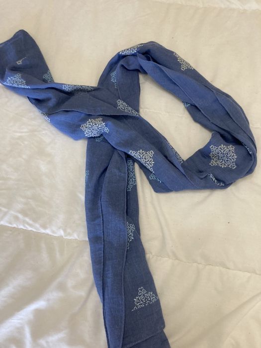 Echarpe azul com padrão