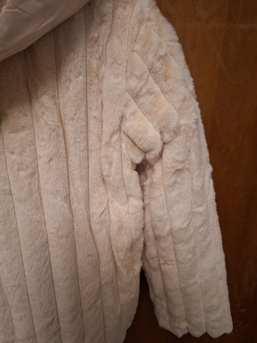 Kurtka damska futrzana z kapturem.