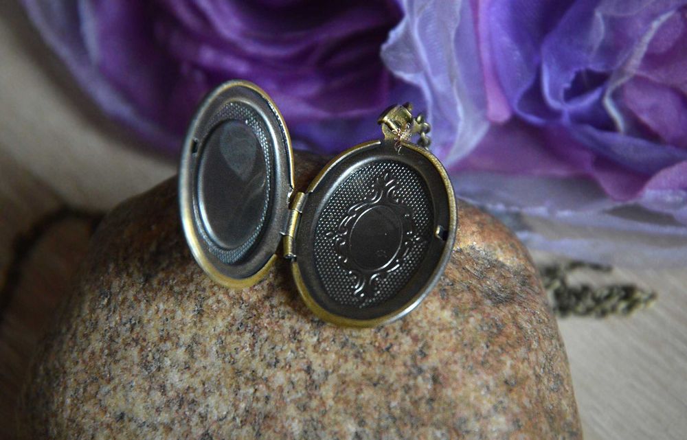 Czaroit naturalny  Sekretnik Medalion vintage