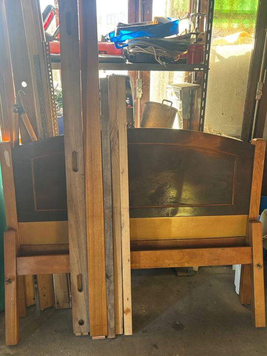 2 camas de casal e 2 mesinhas de cabeceira