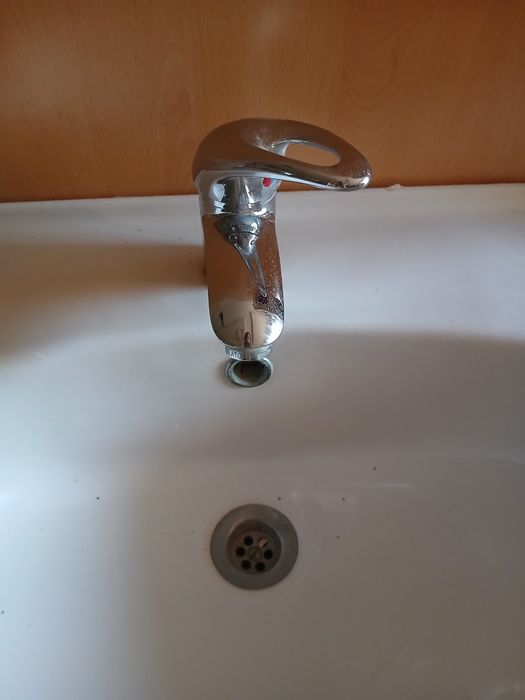 Lavatório e misturadora da roca