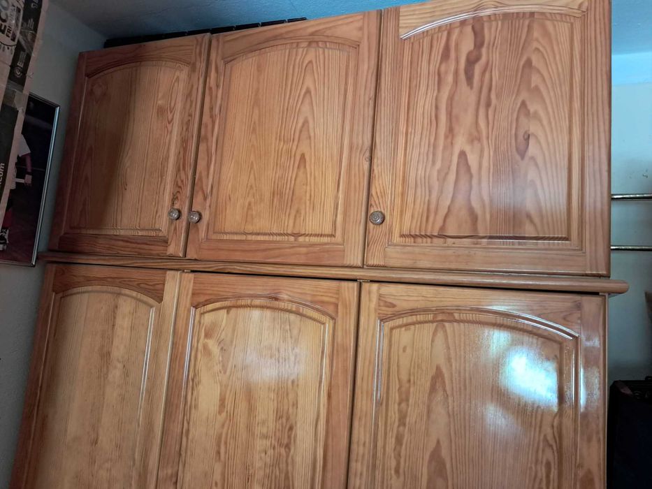 Roupeiro com 3 portas, em madeira maciça.