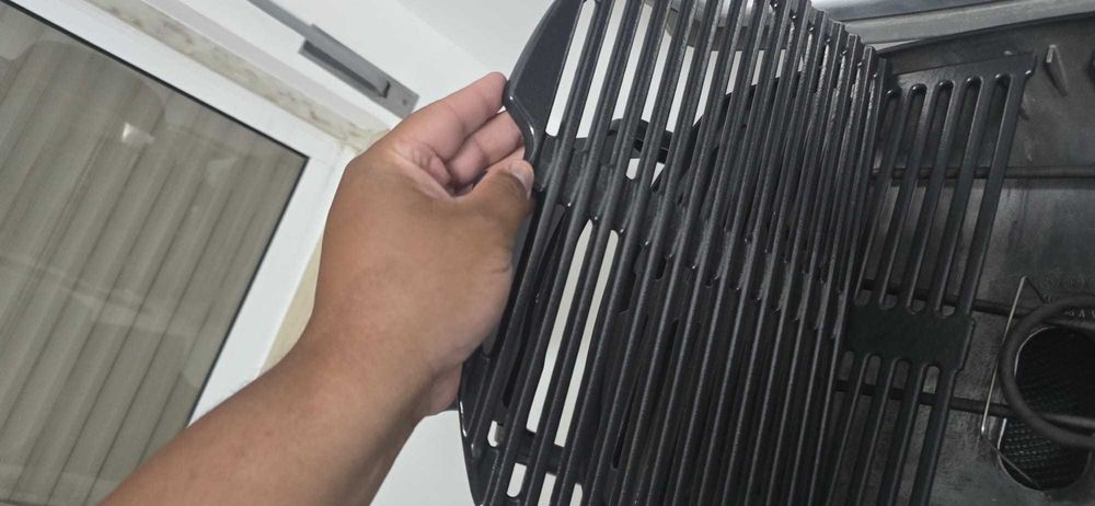 Churrasqueira Weber Q2400 elétrica, com mesa suporte e apoios laterais