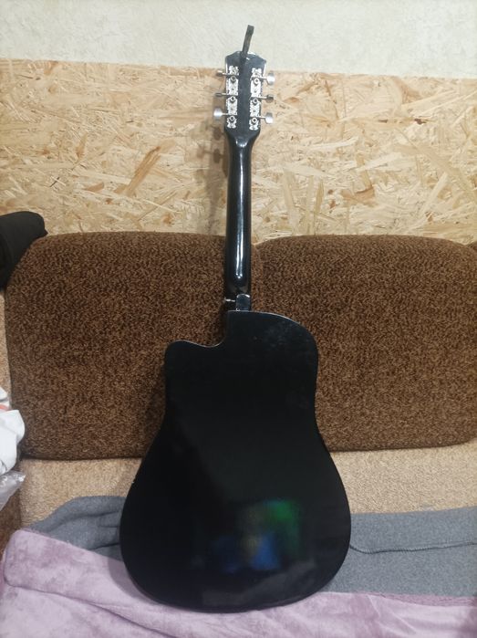 Акустическая гитара