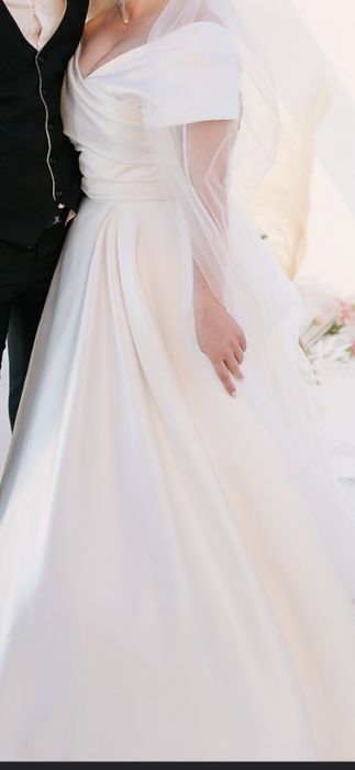 Весільне плаття . Розмір М-L. Стан ідеальний.