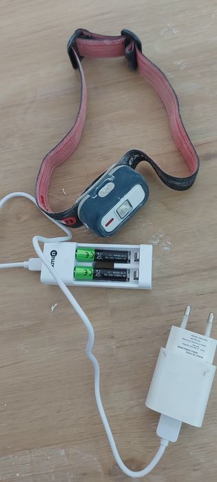 Lanterna de cabeça com carregador com 4 pilhas recarregavel