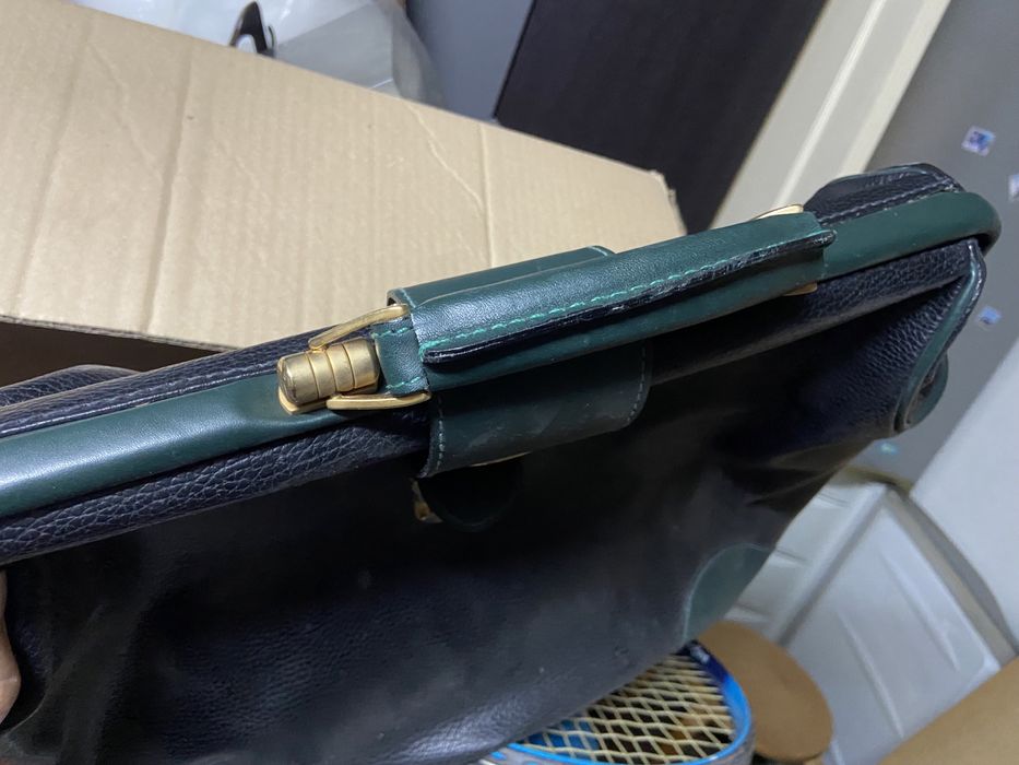 Mala em pele preta e verde