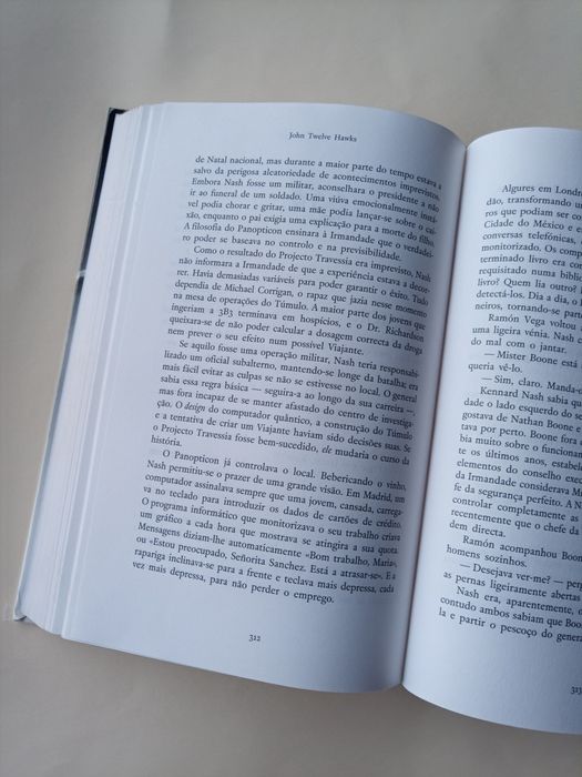 Livro "O viajante" de John Twelve Hawks