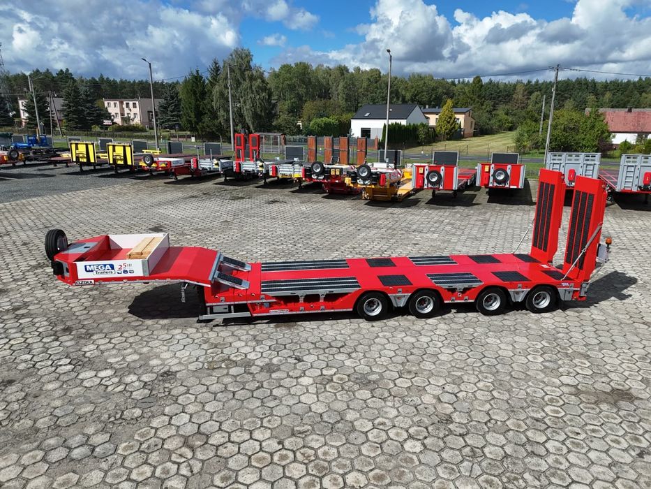 4 OSIOWA NISKOPODWOZIOWA z zagłębieniami na koła, rozciągana 5.000mm, długie najazdy 70T DMC  Naczepa 4 osiowa - rozciągana, zagłębienia, hydrauliczne najazdy DMC70