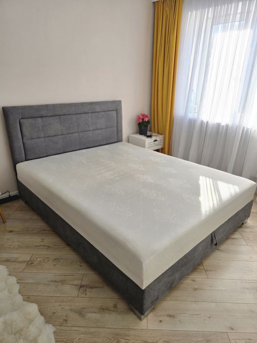 Двуспальная кровать с подъемным механизмом и нишей