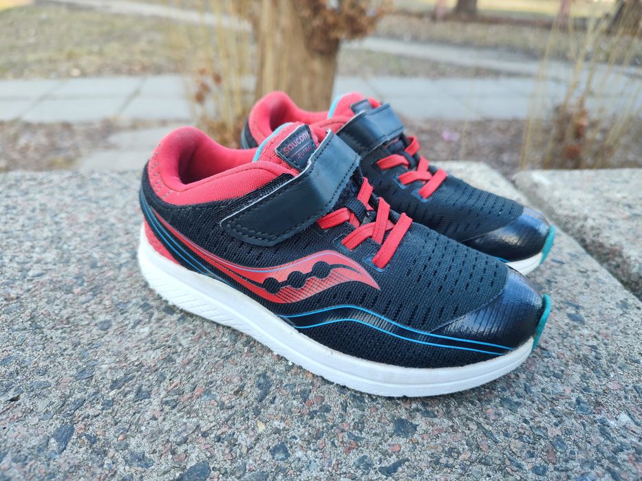 Детские кроссовки размер 28