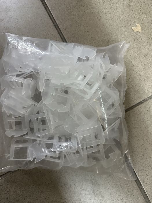 system poziomowania płytek, konkretnie klipsy dystansowe.