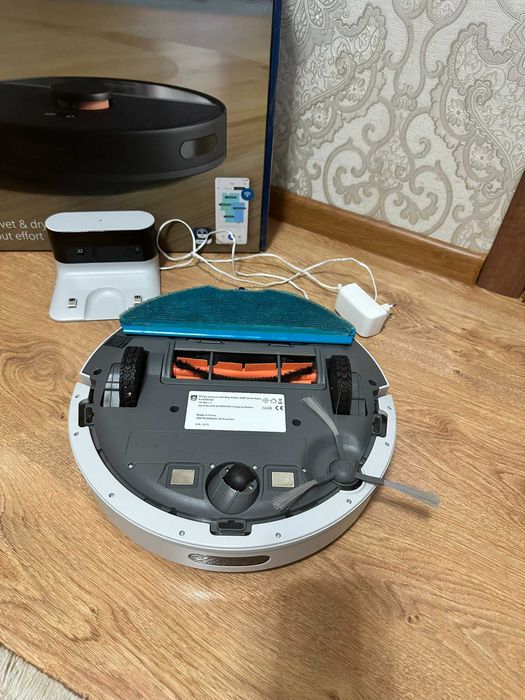 Робот-пилосос з вологим прибиранням Philips  XU3000/02 СТАН НОВОГО