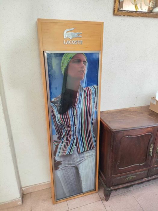 Expositores vintage luminosos da lacoste