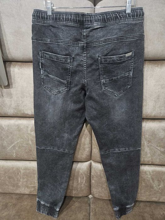Spodnie Jogger kolor czarny przcierany CROPP rozmiar 32/34