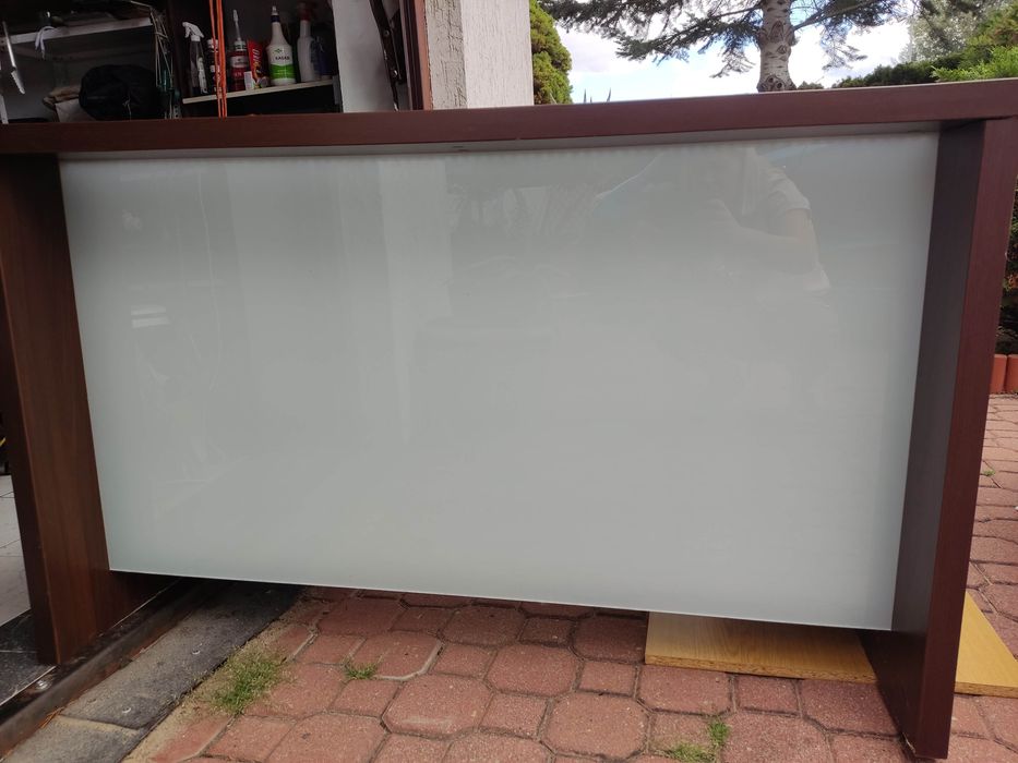 Eleganckie biurko z szybą LED do biura