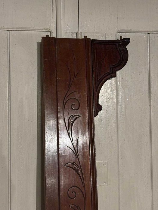 Cama de qualidade. Estilo antigo e em bom estado