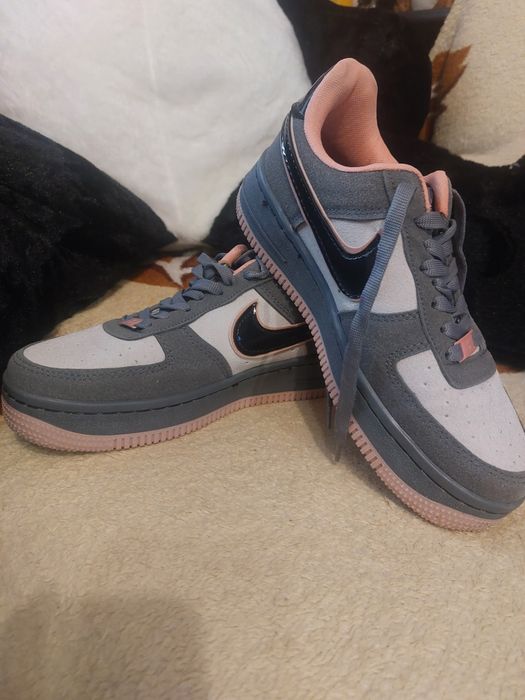 Продам кросівки жіночі