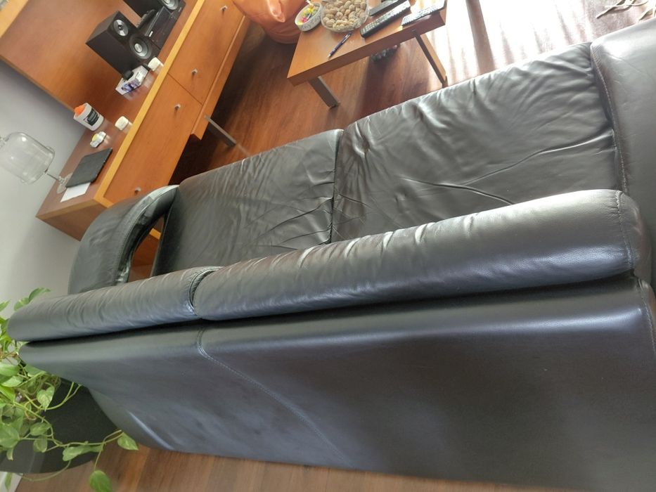 Sofá 3 lugares em pele preta