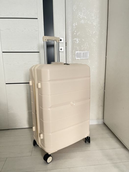 Продам большой чемодан !