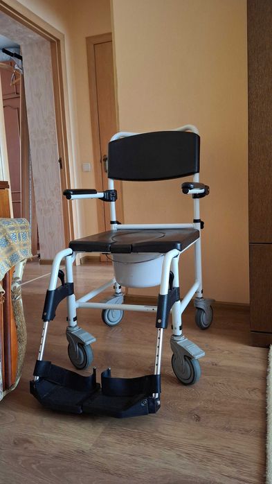Кресло колісне з санітарним обладнанням