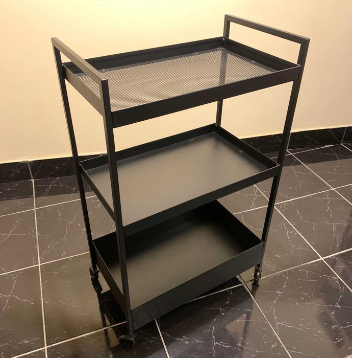 Estante metálica preta com rodas – 83 × 50 × 30 cm