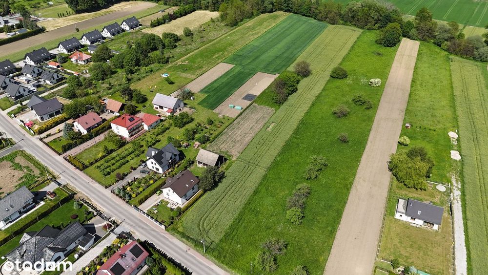 Działka położona jest w cichej, zielonej części Kobylan - Więcej
