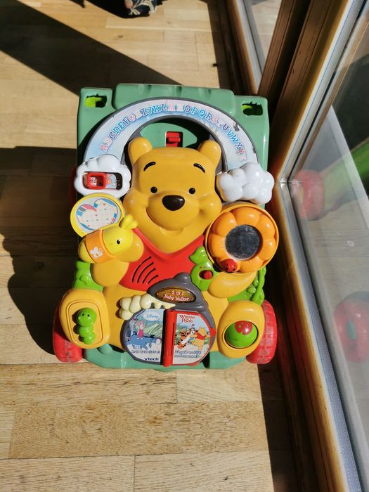 tablica  VTech z interaktywnymi elementami oraz motywem Kubusia.pchacz