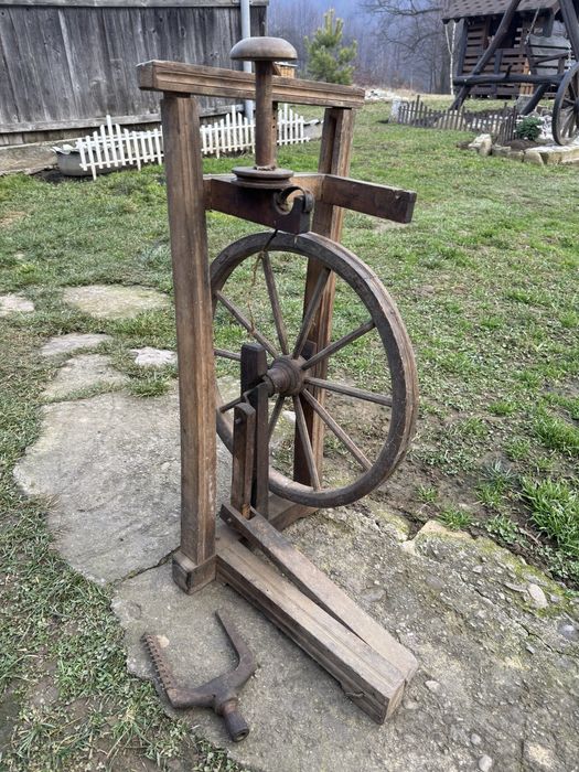 Продам старовинний вестат для ткання, годинник та багато іншого.