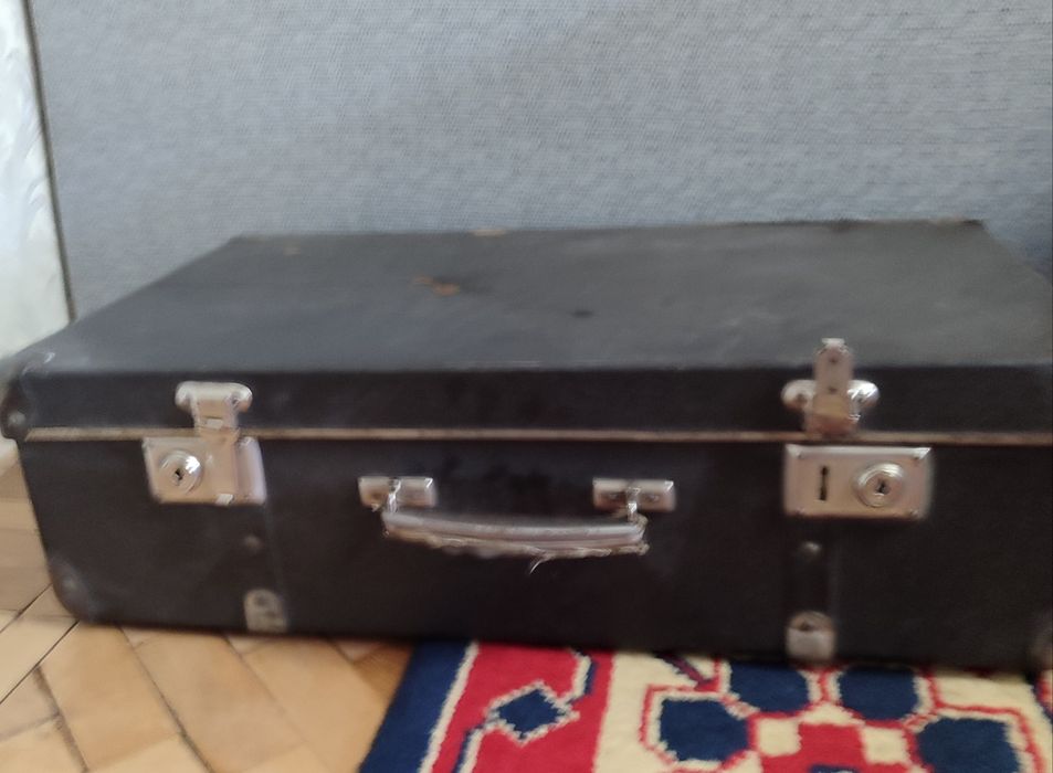 Продам винтажный чемодан.