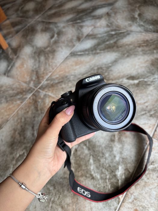 Camera Canon EOS 2000D