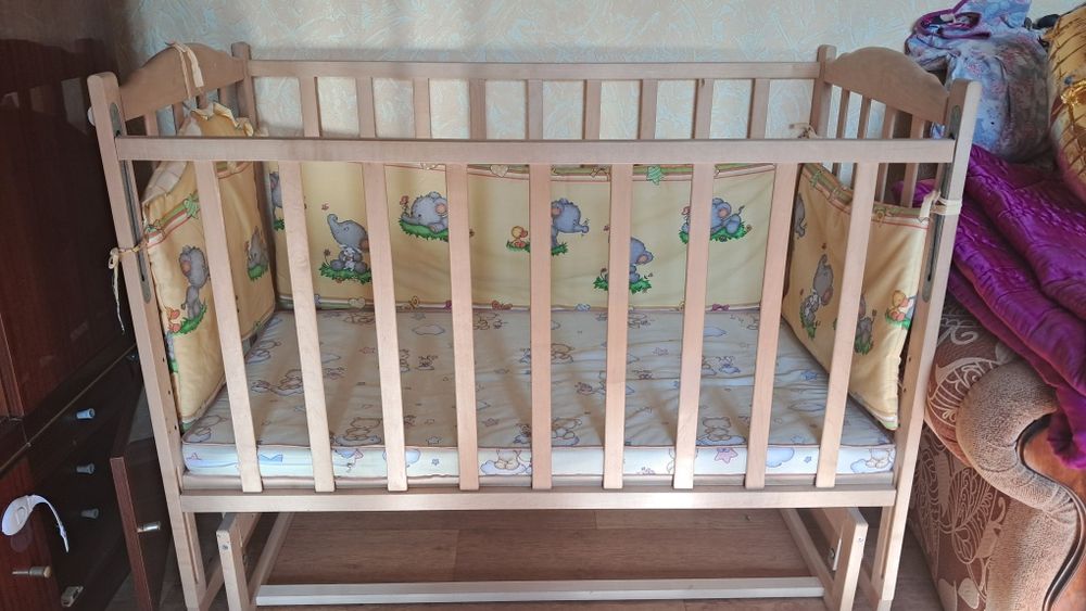 Дитяче ліжечко з матрасом