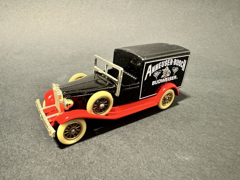 Packard Town Van Budweiser Lledo